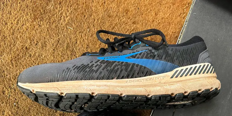 how to clean white rubber on shoes